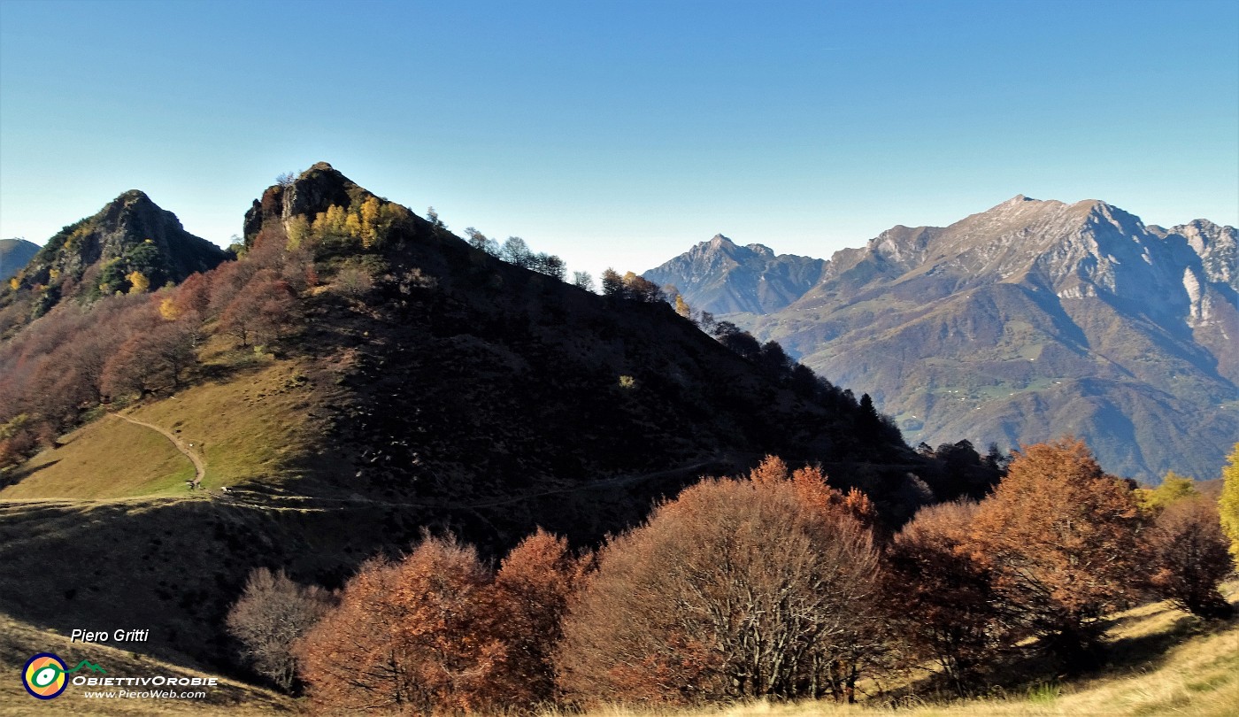 28 Vista sul Passo di Gandazzo e verso le Grigne.JPG -                                